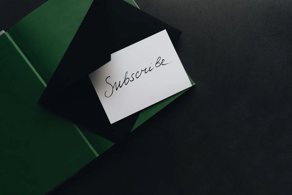 Un document de stratégie marketing présenté sur un bureau, illustrant les éléments essentiels de la planification d’entreprise.